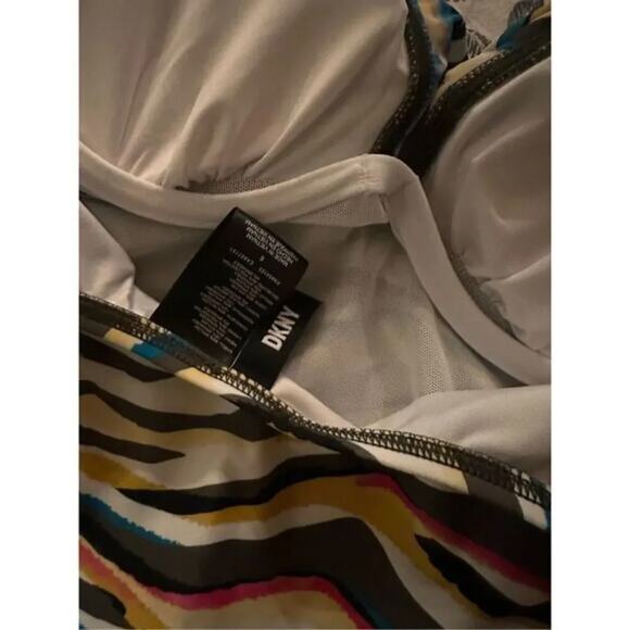 DKNY Printed Ruffled Tummy Control One Piece Swimsuit‎ US 6 - Picture 7 of 9